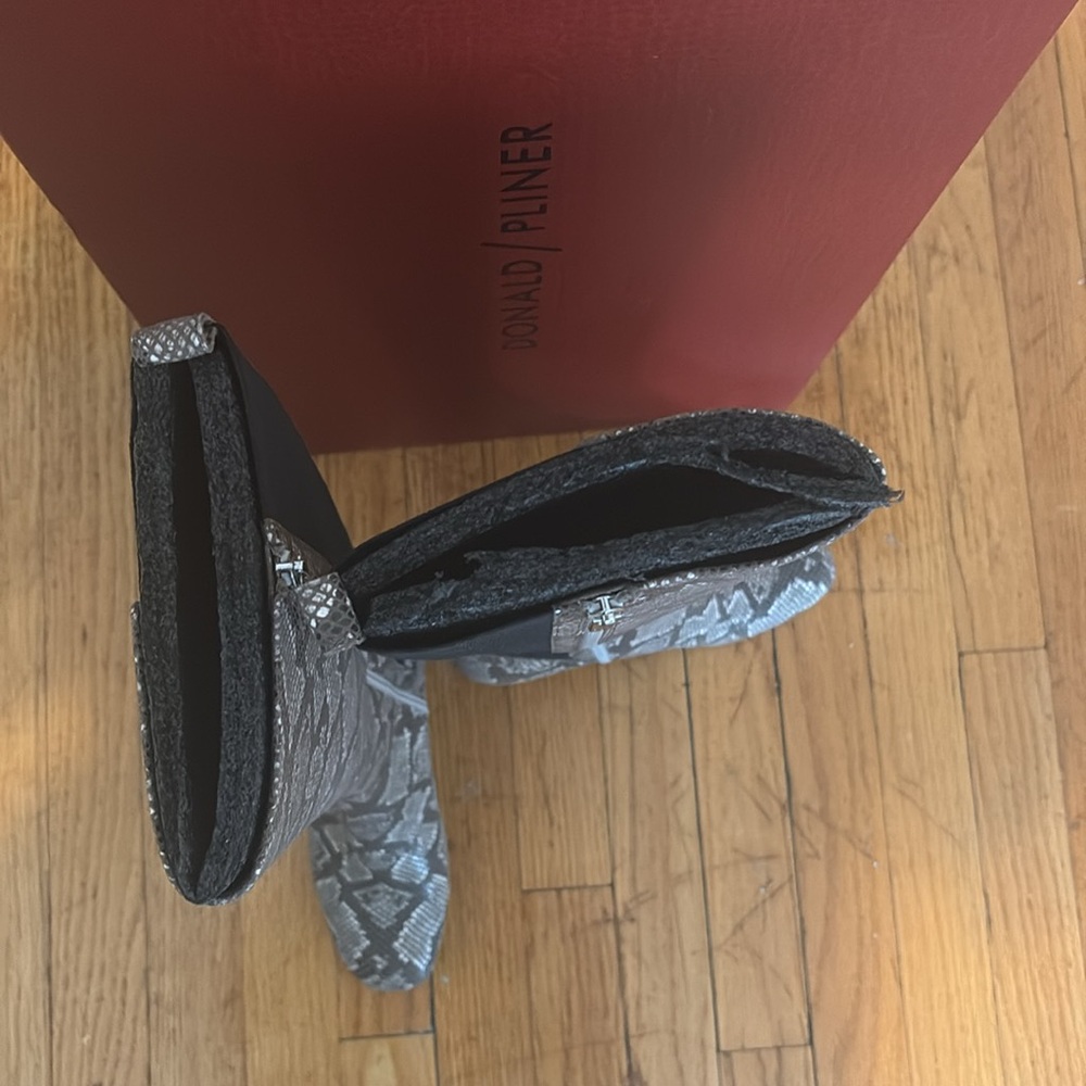Donald J Pliner python shoes
8.5 - Picture 3 of 3